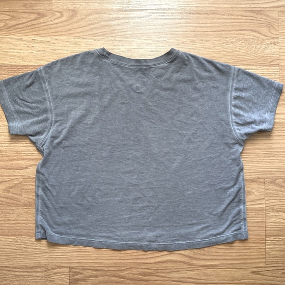 ❤️ Lululemon Cates Tee Grey Size 4 NWOT - Picture 6 of 6